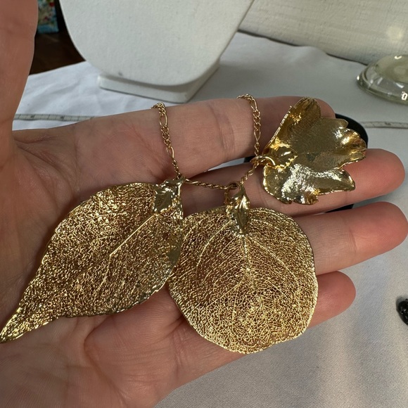 Three dipped gold leaf pendants with chain necklace - Picture 8 of 10